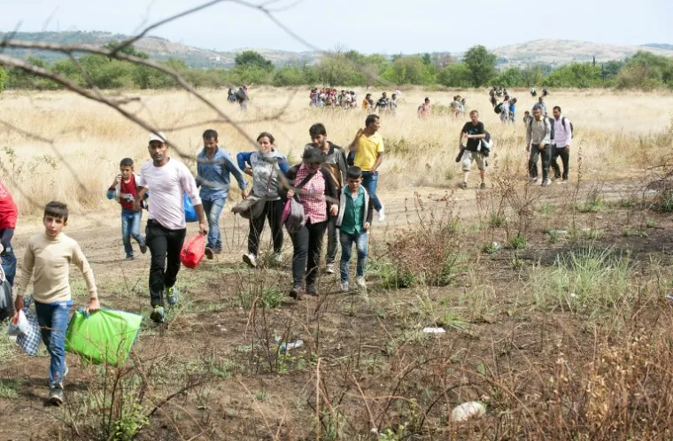 Mnogi od migranata na makedonskoj granici su sirijske izbjeglice koje su do&scaron;le preko grčkih otoka poput Kosa. U Grčku je od siječnja do&scaron;lo skoro 160.000 migranata, procjenjuje UN, a samo u srpnju njih 50.000.