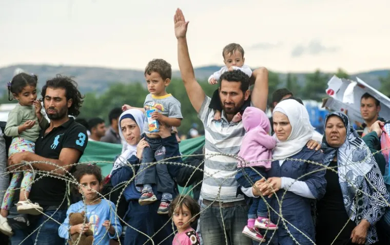 Veliki broj migranata, mnogi od njih izbjeglice pred ratom u Siriji, Afganistanu i Iraku, nagomilao se zadnjih dana nakon &scaron;to je Makedonija zatvorila granicu i proglasila izvanredno stanje jer se vi&scaron;e nije mogla nositit s migrantskom krizom, navodi BBC.