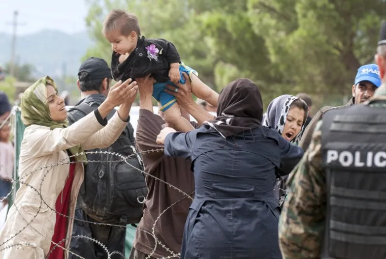 DRAMA U MAKEDONIJI: Potresne fotografije očajnih ljudi