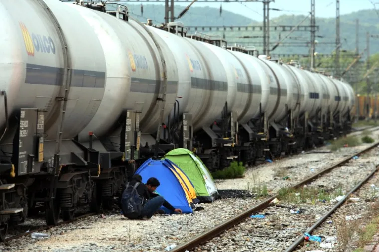 DRAMA U MAKEDONIJI: Potresne fotografije očajnih ljudi