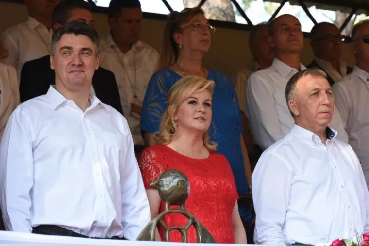 Predsjednica Grabar Kitarović istaknula je kako je ova manifestacija donijela veliki ugled ovoj istarskoj općini i ucrtala je na kartu mjesta s prepoznatljivim manifestacijama, rekavši kako je "veliki gušt biti danas u Barbanu gdje se slavi zajedništvo".