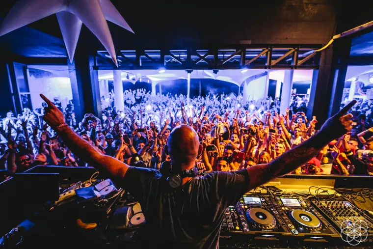 Vi&scaron;e od 70 DJ-a nastupilo je u klubovima Papaya, Aquarius i Kalypso te na partyjima na brodu.