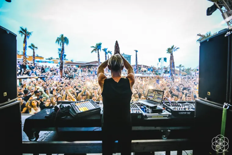 Vi&scaron;e od 70 DJ-a nastupilo je u klubovima Papaya, Aquarius i Kalypso te na partyjima na brodu.