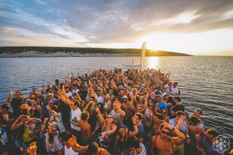 Vi&scaron;e od 70 DJ-a nastupilo je u klubovima Papaya, Aquarius i Kalypso te na partyjima na brodu.