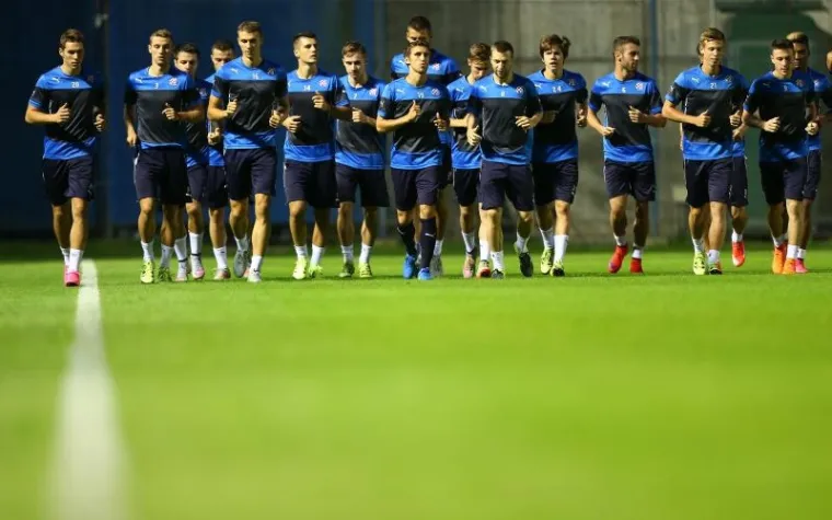 Nogometaši Dinama i Skënderbeua odradili su na Maksimiru posljednje treninge uoči uzvratne utakmice završnog pretkola Lige prvaka. Zagrepčani će u utorak braniti prednost 2:1 iz prvog ogleda odigranog prošli tjedan u Albaniji.