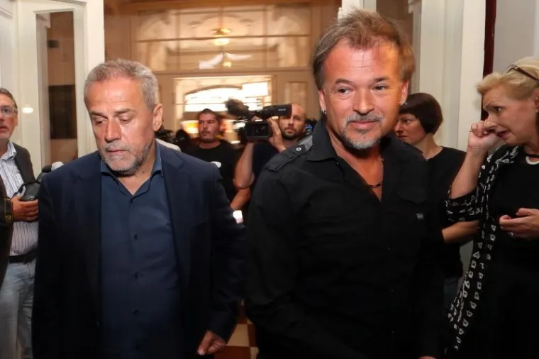 Arsena su ispratili prijatelji i kolege glazbenici.