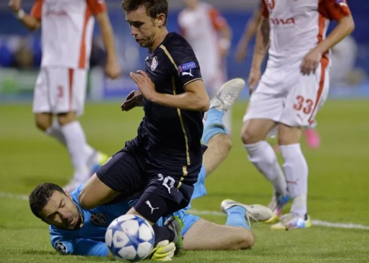 Nogometaši Dinama pobijedili su pred 17.000 gledatelja u Maksimiru albanski Skënderbeu s 4:1 i plasirali se u Ligu prvaka.