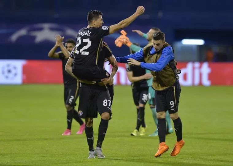 Nogometaši Dinama pobijedili su pred 17.000 gledatelja u Maksimiru albanski Skënderbeu s 4:1 i plasirali se u Ligu prvaka.