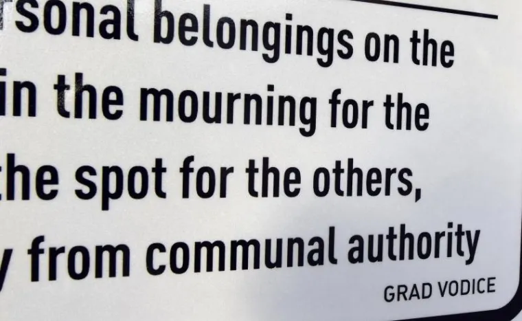Prevodeći tekst na engleski jezik gradskoj upravi se potkrala početnička gre&scaron;ka. Na ploči umjesto riječi morning (jutro) napisali su mourning (žalovanje, žaljenje). Umjesto "taken away by communal authority" (komunalne vlasti će oduzeti) stoji "taken away from communal authoritiy" (komunalnim vlastima bit će oduzete).