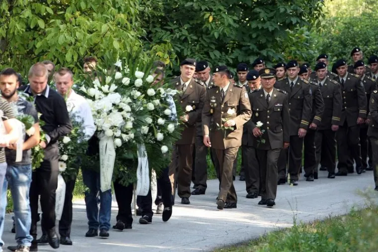 Djevojka je pala kroz prozor svoje sobe na četvrtom katu i poginula.