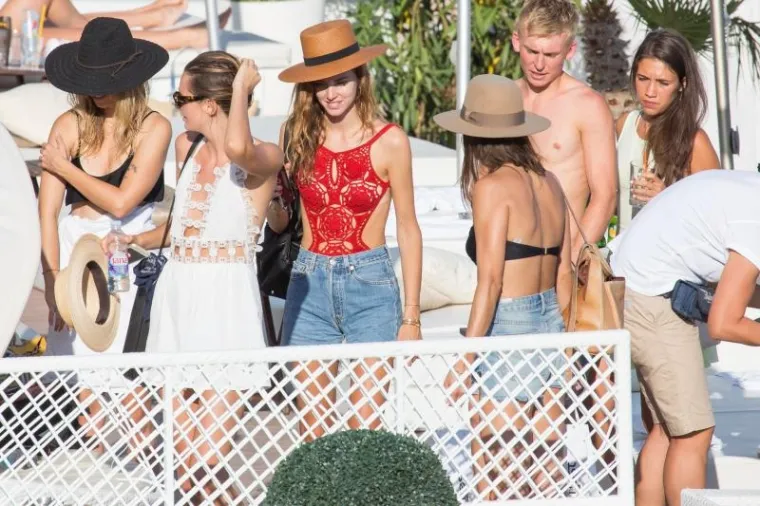 Chiara Ferragni najpoznatija je svjetska blogerica i dizajnerica, a s ostalim blogericama Tuulom Vintage i sestrama Aimeeom i Dani Song odlučila je ljetovati upravo u na&scaron;em Dubrovniku.