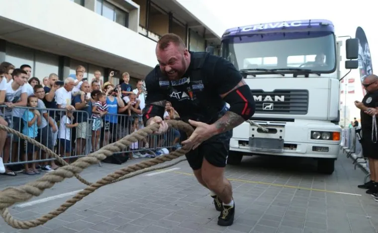 Islanđanin Bjornsson bivši je košarkaš koji se bavi dizanjem utega.