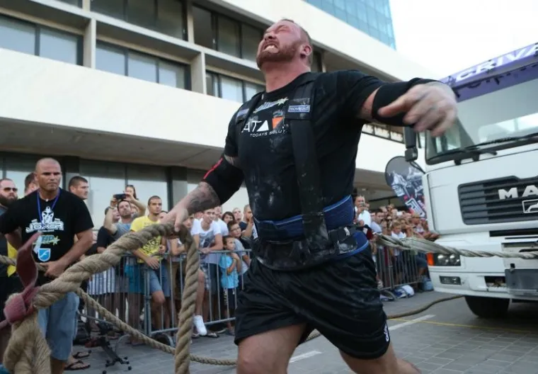 Dvanaestorica najjačih ljudi svijeta, članova Strongman Champion Leaugue, među kojima i popularni glumac Hafthor Bjornsson (26), u petak su se okušali u potezanju kamiona na zapadnoj obali splitske luke.