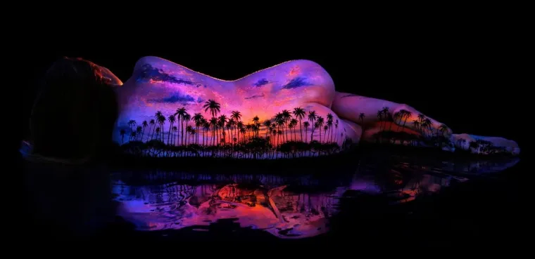 Voli se igrati golim ženskim tijelima u mraku, a razotkriva ga  samo ultraljubičasta svjetlost