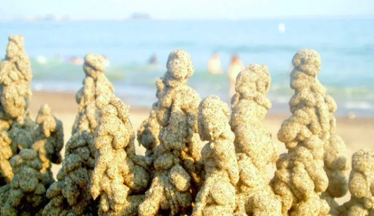 VARA GRAVITACIJU I OKO: Njegovim pje&scaron;čanim skulpturama stvarno se treba diviti