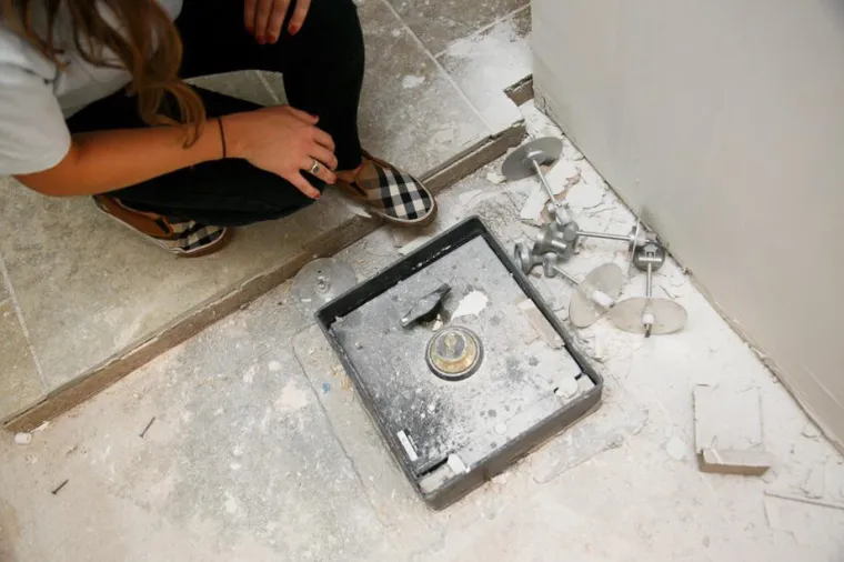 Eddie (29) i Angie (26) otkrili su sef u podu dok su renovirali kuhinju.