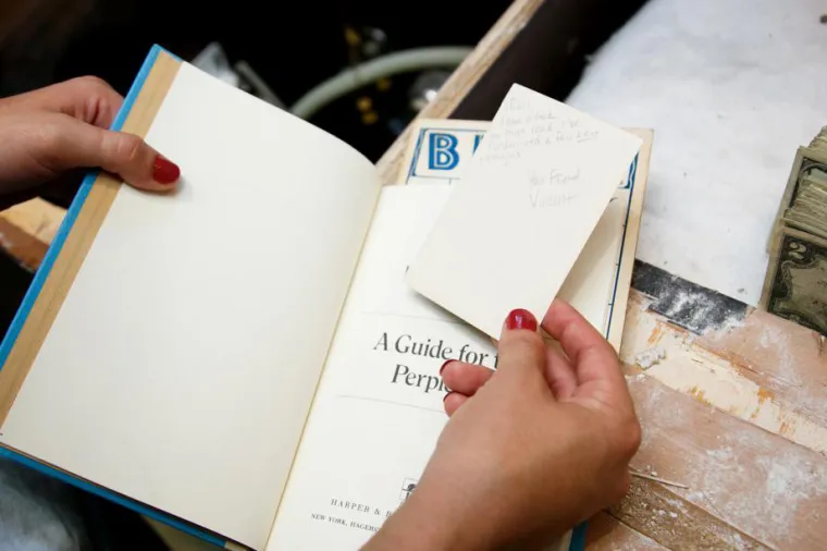 Čini se da sadrži upute za skriveno blago.