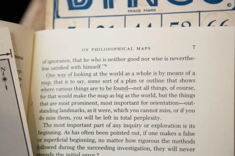 Prvi trag kaže: "Jedan pogled na svijet je kroz karte, koje govore gdje se razne stvari mogu pronaći"