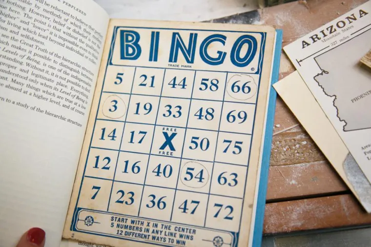 Bingo kartica s tri zaokružena broja. Možda za otvaranje drugog sefe? Ili dobitna kartica koja je izvor novca?