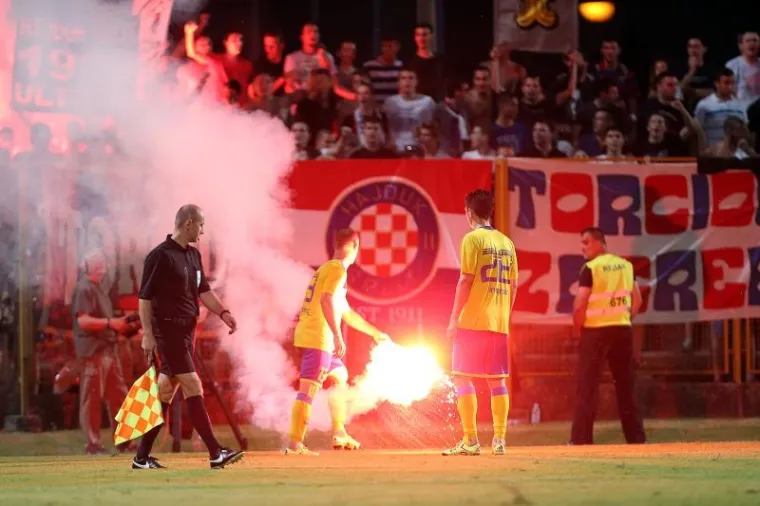 Navijači Hajduka priredili su pirotehnički &scaron;ou.