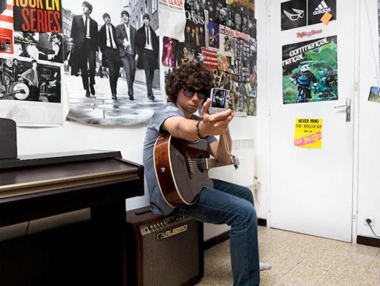 Cilj njegovog djela je odvesti nas 'iza scene'