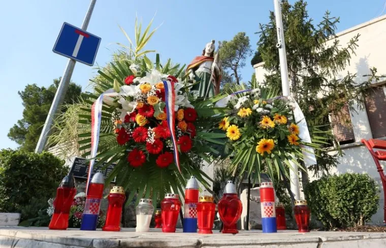 Na 8. obljetnicu stradavanja vatrogasaca na Kornatima položeni su vijenci ispred Vatrogasnog doma u &Scaron;ibeniku.