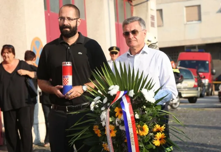 U &Scaron;ibeniku položeni vijenci za poginule vatrogasce