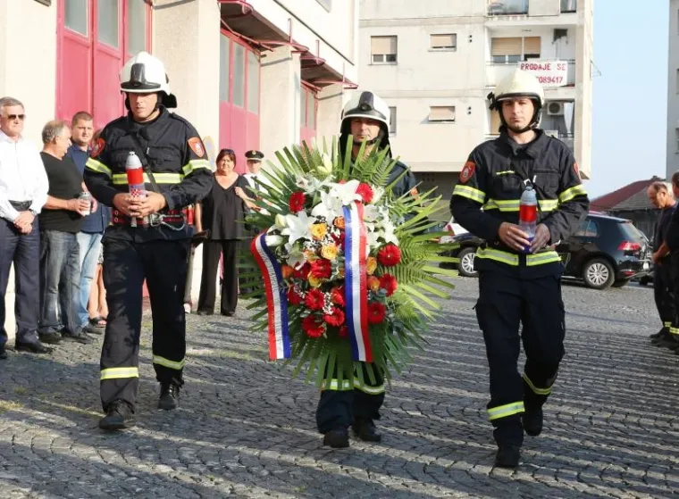 U &Scaron;ibeniku položeni vijenci za poginule vatrogasce