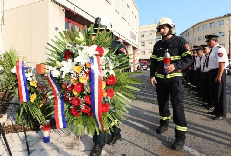 U &Scaron;ibeniku položeni vijenci za poginule vatrogasce