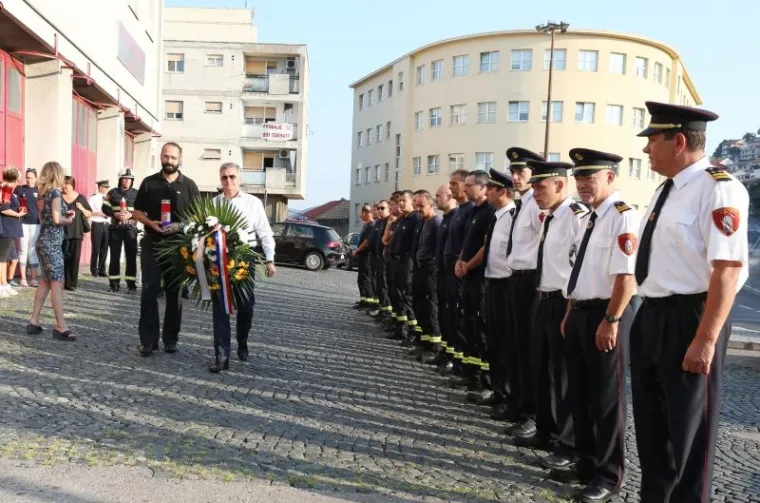U &Scaron;ibeniku položeni vijenci za poginule vatrogasce