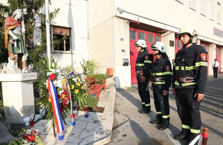 U &Scaron;ibeniku položeni vijenci za poginule vatrogasce