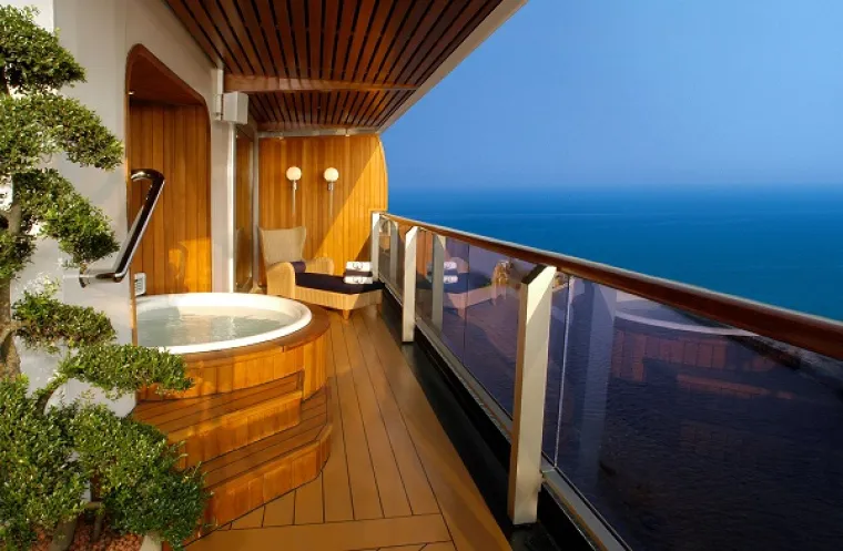 Jacuzzi s grijanom vodom, nakon toaleta. Vruća kupka s pogledom na ocean...