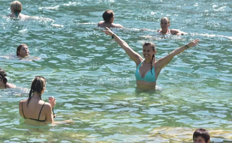 Lijepe djevojke opremljene fotoaparatima, mobitelima s neizbježnim selfie stickovima i kamerama, okupirale su Nacionalni park Krka.