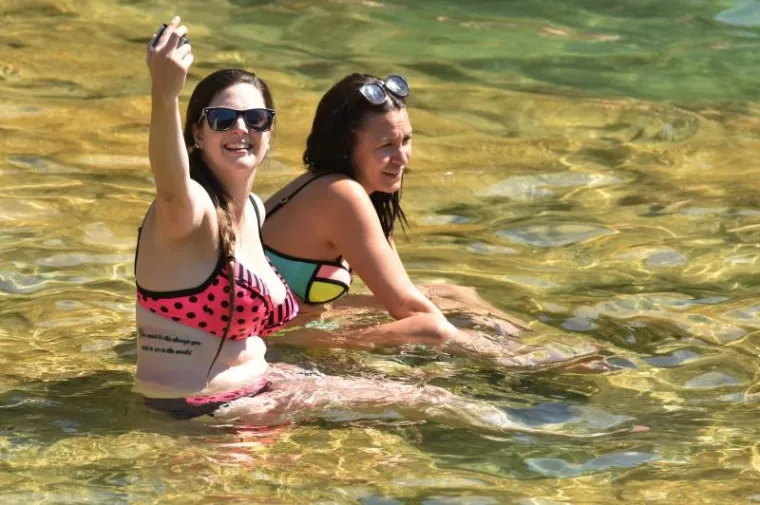 Lijepe djevojke opremljene fotoaparatima, mobitelima s neizbježnim selfie stickovima i kamerama, okupirale su Nacionalni park Krka.