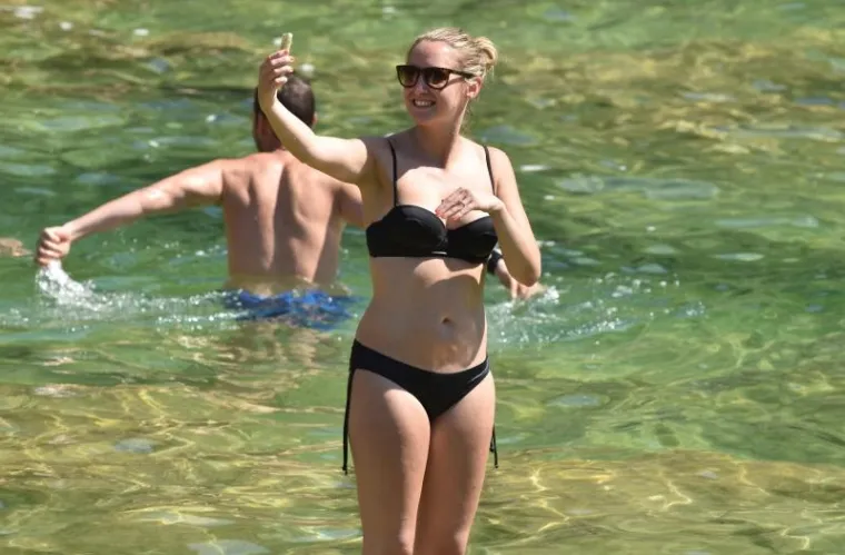 Lijepe djevojke opremljene fotoaparatima, mobitelima s neizbježnim selfie stickovima i kamerama, okupirale su Nacionalni park Krka.