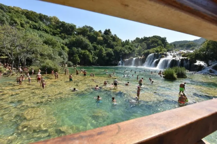 Lijepe djevojke opremljene fotoaparatima, mobitelima s neizbježnim selfie stickovima i kamerama, okupirale su Nacionalni park Krka.