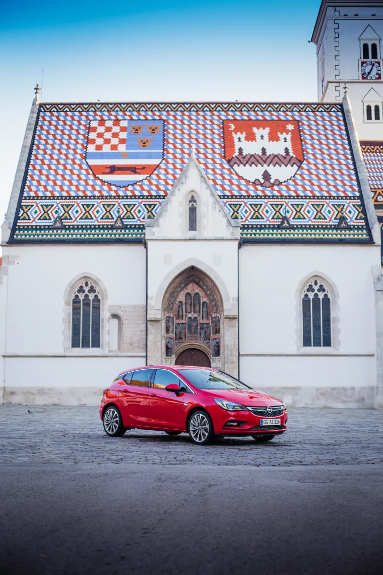Astra je opremljena prednjom kamerom Opel Eye.  Čim vozilo napusti urbano područje, automatski se uključuju duga svjetla i ona uvijek ostaju uključena! Pri brzini od 80 km/h vozači zamjećuju objekte uz cestu 30 – 40 metara prije nego s uobičajenim halogenim ili ksenonskim kratkim svjetlima, što znači da imaju oko 1,5 sekundu više vremena za reakciju. Ni zasljepljivanje drugih sudionika u prometu više nije problem. Kad kamera otkrije izvore svjetla od dolaznog ili odlaznog prometa, deaktiviraju se pojedinačne LED-ice u odgovarajućim zonama i tako jednostavno „izrezuju“ područje oko vozila dok ostatak ceste i njen okoliš ostaju izvrsno osvijetljeni.