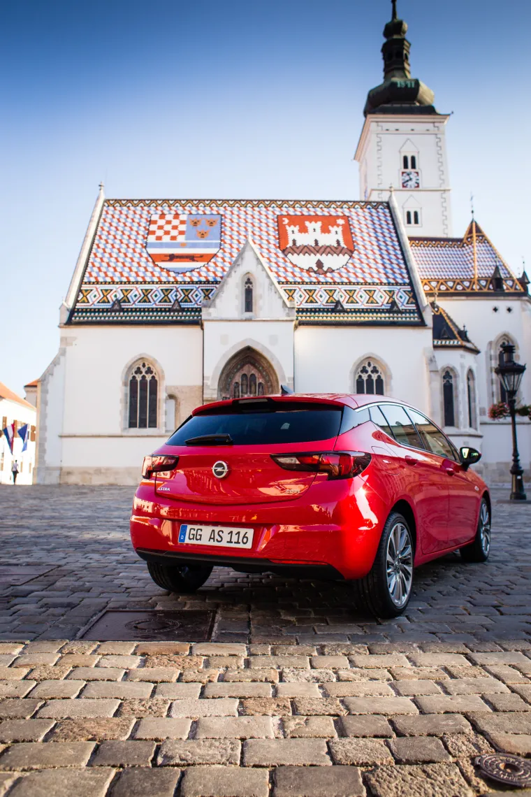 Osim stražnje kamere i pomoći pri parkiranju, tu je i sustav upozoravanja na objekte u mrtvom kutu koji prepoznaje prepreke u radijusu od 3 metra s obje strane i iza vozila koja sam vozač možda ne bi primijetio.