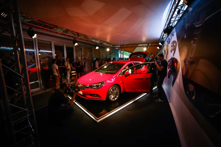 1.6 CDTI sa &scaron;irokim rasponom snage počev&scaron;i od 70 kW/95 KS pokriva ponudu dizelskih motora, dok je 1.0 ECOTEC Direct Injection Turbo (77 kW/105 KS) osnovni benzinski motor. Vrhunac Astrinog portfelja motora jest posve novi 1.4 ECOTEC Direct Injection Turbo &ndash; četverocilindrični motor iz iste linije kao i manji, ali također snažan jednolitarski trocilindrični motor. Ovaj motor načinjen posve od aluminija bit će prvi put predstavljen sa 110 kW/150 KS.