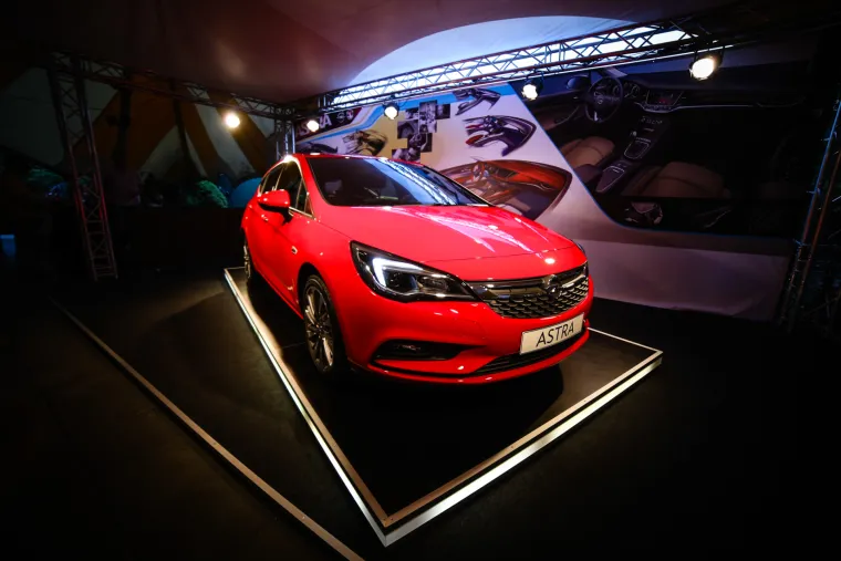 Ispod poklopca motora svake nove Astre nalazi se član posve novog portfelja motora. Snage motora se kreću od 70 kW/95 KS do 147 kW/200 KS.