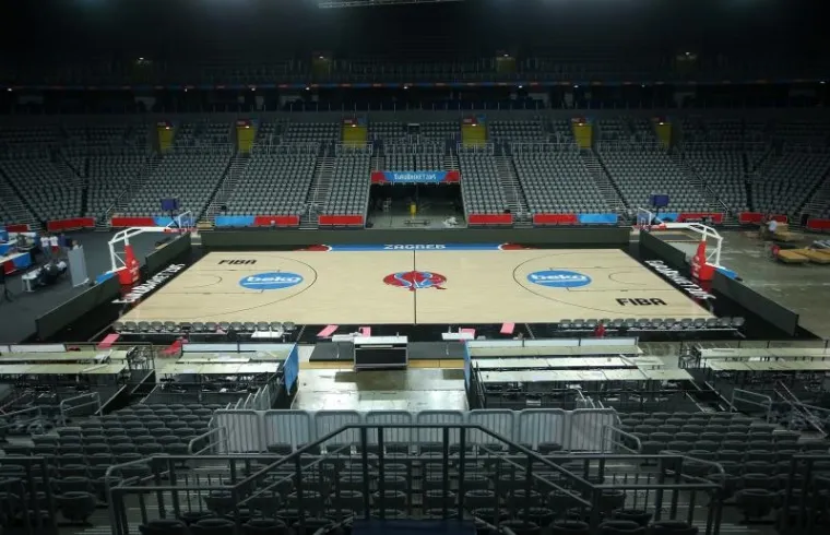 Uoči početka Europskog ko&scaron;arka&scaron;kog prvenstva, u Areni Zagreb postavljeni su novi ko&scaron;evi i parket, te je cijela dvorana brendirana u znaku Eurobasketa.