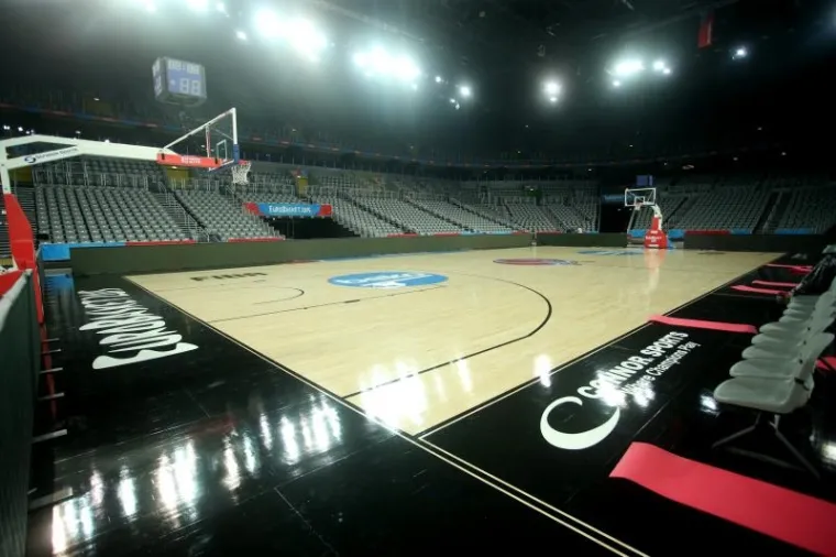 Uoči početka Europskog ko&scaron;arka&scaron;kog prvenstva, u Areni Zagreb postavljeni su novi ko&scaron;evi i parket, te je cijela dvorana brendirana u znaku Eurobasketa.