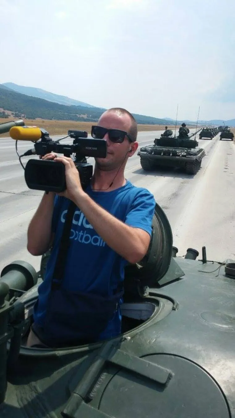 Snimatelj Filip Babić na pripremama za vojni mimohod