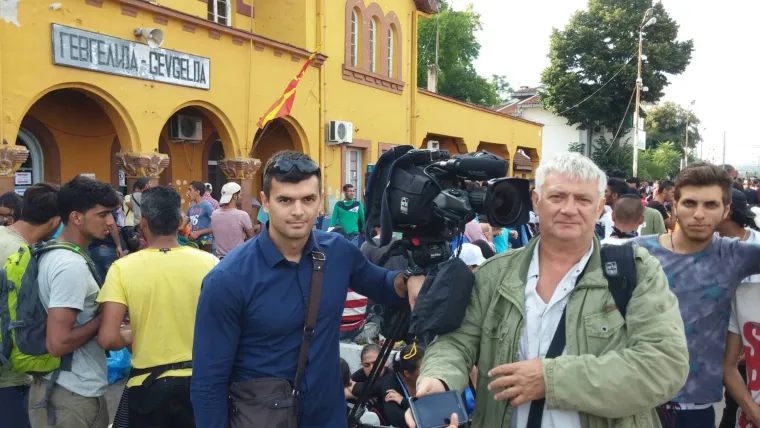 Na&scaron; reporter Ivan Vrdoljak i snimatelj sa izbjeglicama u Gevgeliji