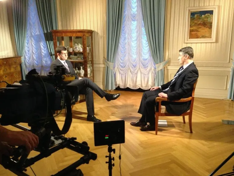 Reporter Hrvoje Kre&scaron;ić radi intervju s premijerom Milanovićem