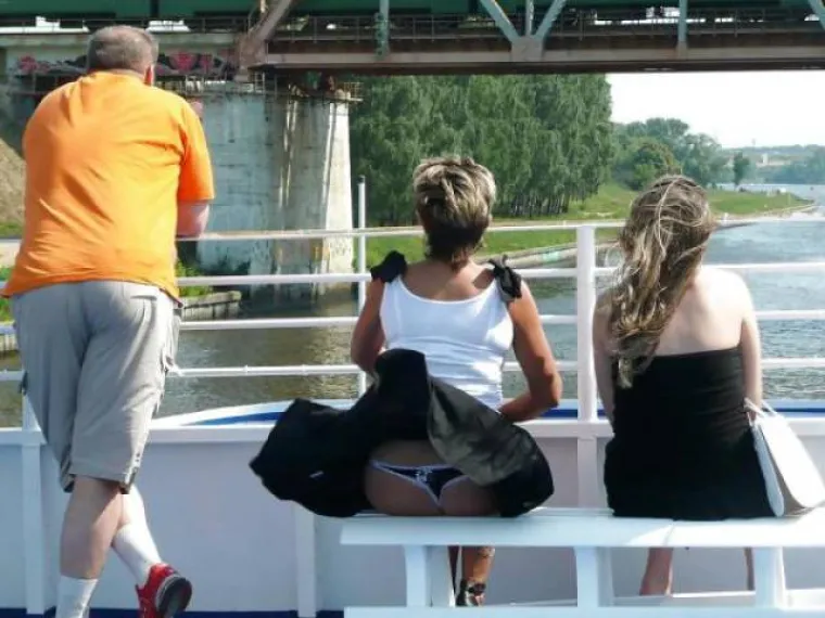 Jak vjetar poigrao se s njihovim lepr&scaron;avim haljinicama, ali prema drugim stvarima nema milosti