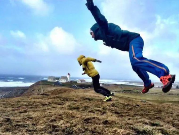 Jak vjetar poigrao se s njihovim lepr&scaron;avim haljinicama, ali prema drugim stvarima nema milosti