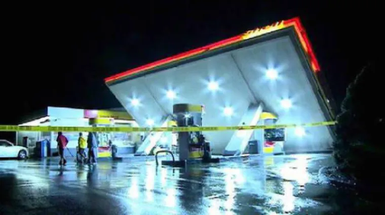 Jak vjetar poigrao se s njihovim lepr&scaron;avim haljinicama, ali prema drugim stvarima nema milosti