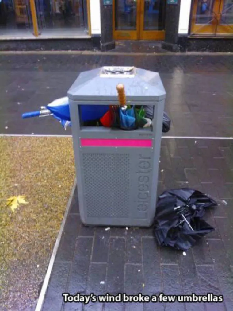 Jak vjetar poigrao se s njihovim lepr&scaron;avim haljinicama, ali prema drugim stvarima nema milosti