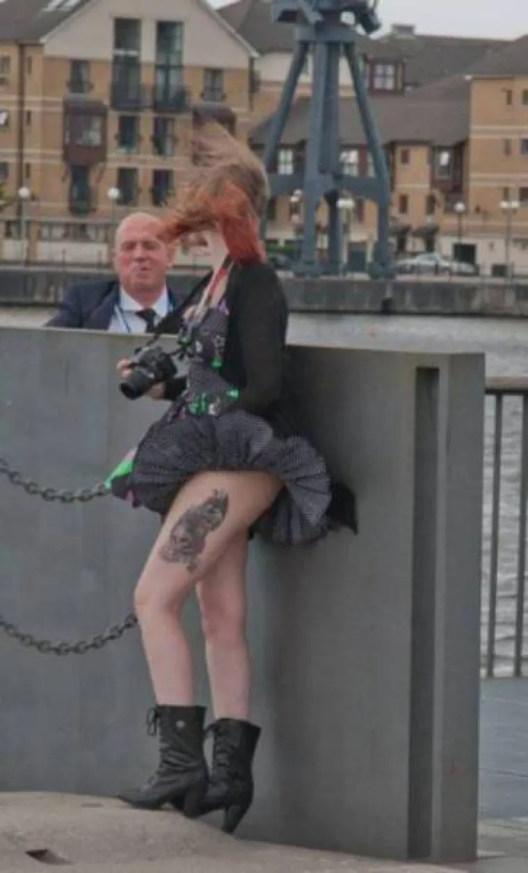 Jak vjetar poigrao se s njihovim lepr&scaron;avim haljinicama, ali prema drugim stvarima nema milosti